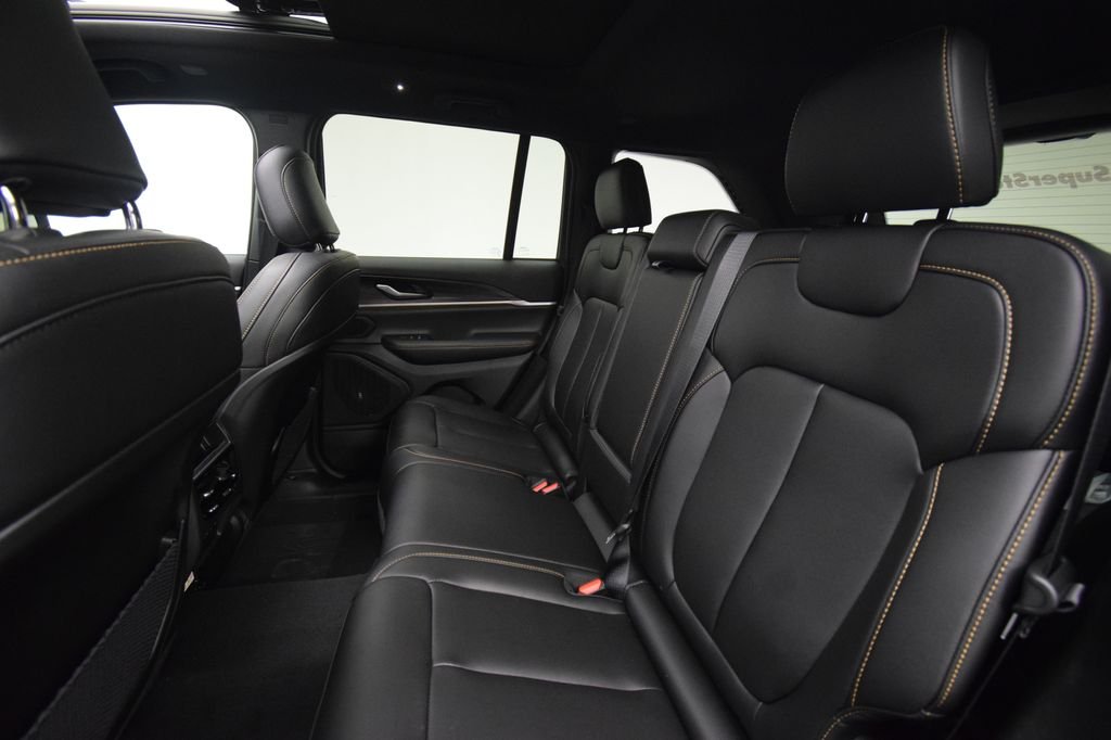 New 2026 Bright White Clear-Coat Exterior Paint Jeep  image 35