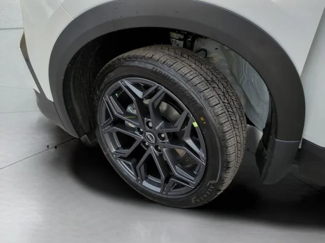 New 2026 Aspen White TriCoat / Super Black Two-tone Nissan SR image 30