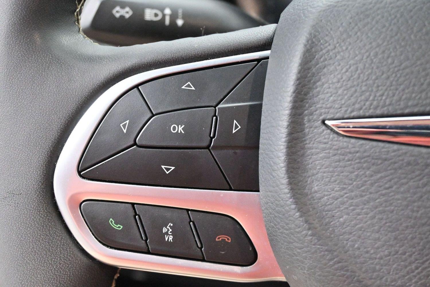 Used 2025 Diamond Black Crystal Pearlcoat Chrysler Select image 17