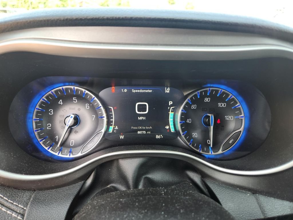 Used 2022 Silver Chrysler Touring L image 15