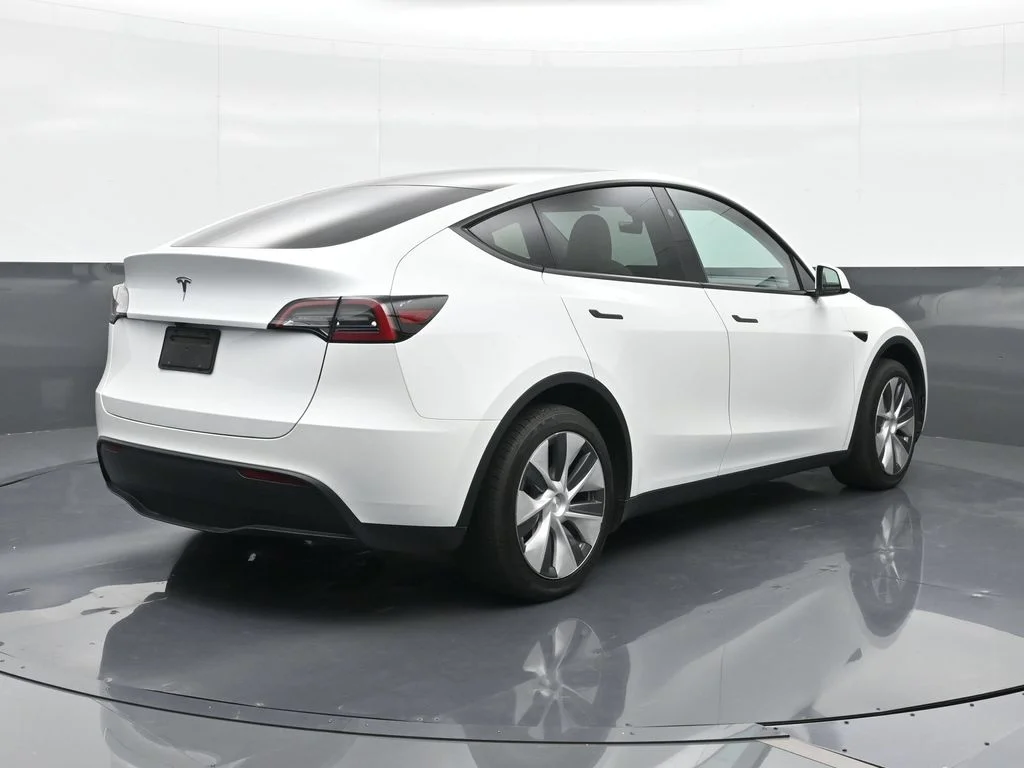Used 2024  Tesla Standard Range image 5