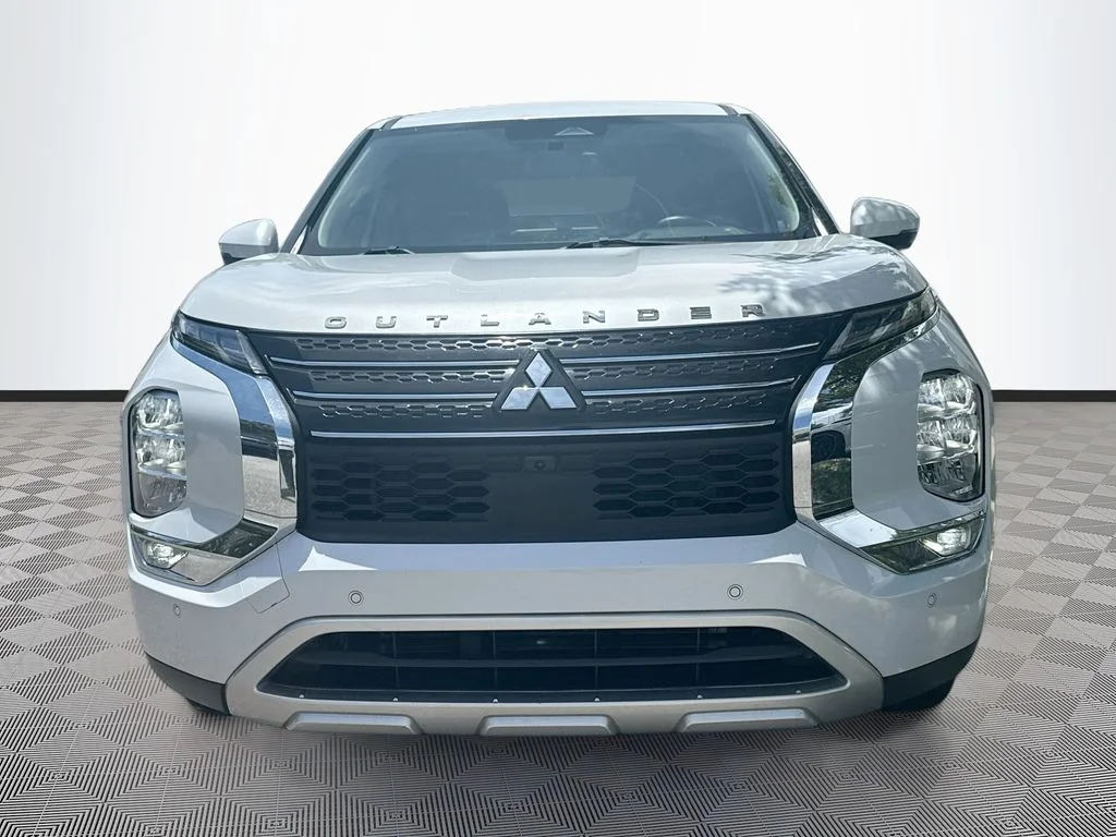 Used 2022  Mitsubishi  image 2