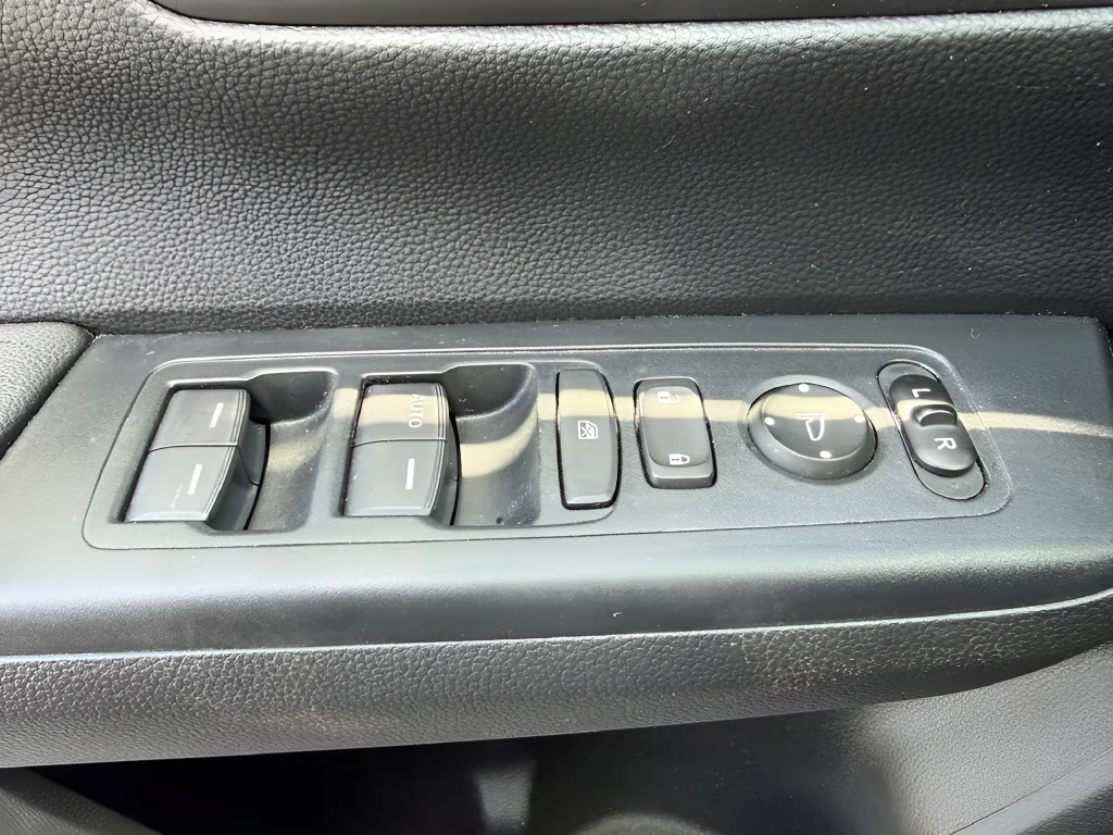 Used 2024 Lunar Silver Metallic Honda LX image 25