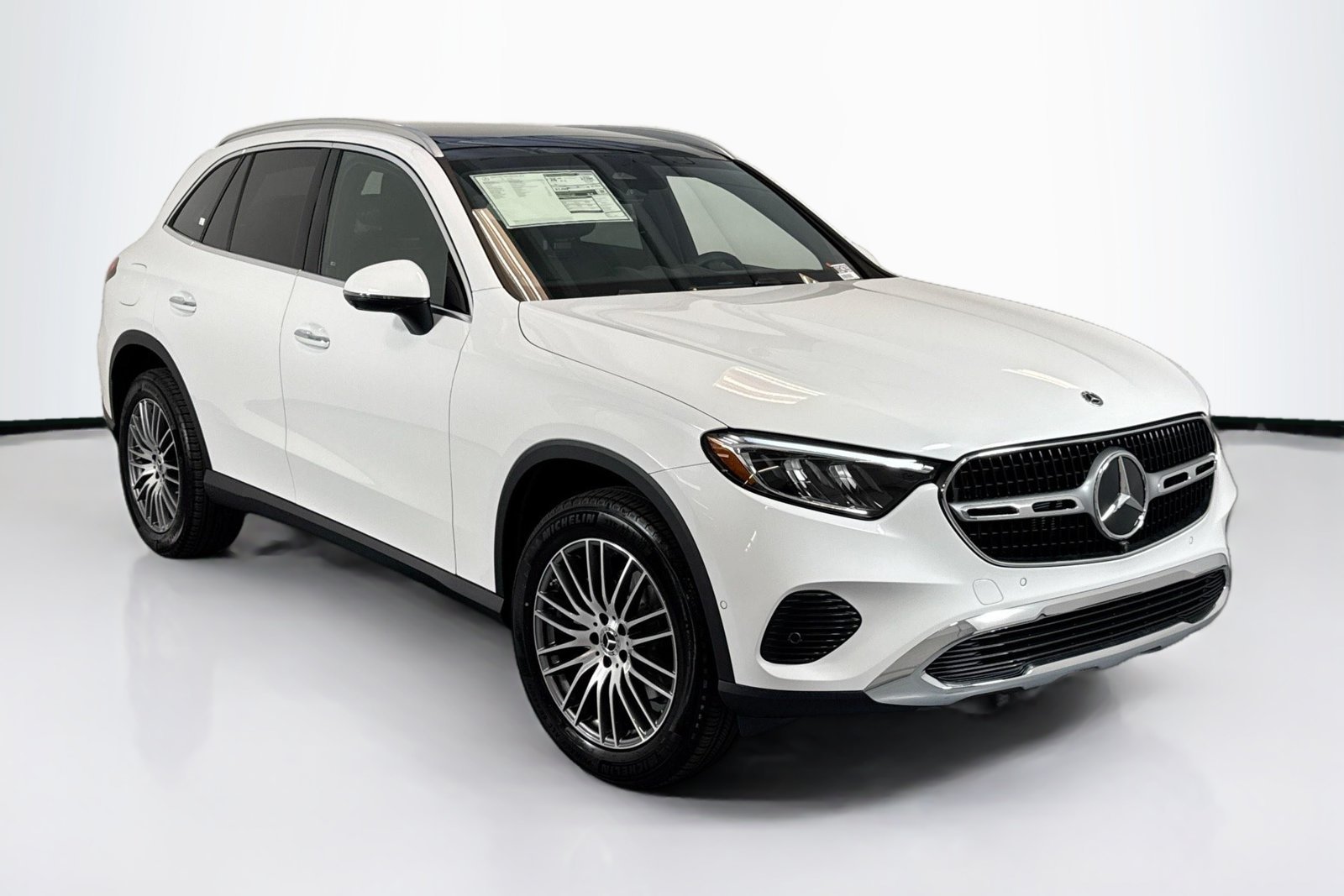 New 2026 MANUFAKTUR Moonlight White Metallic Mercedes-Benz GLC 300 image 3