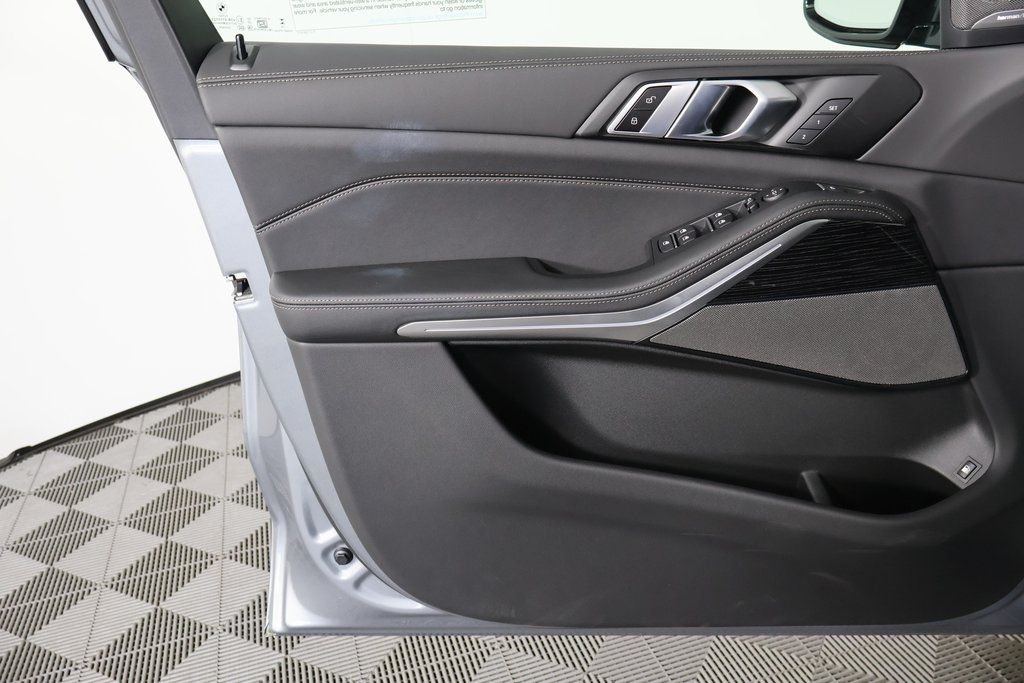 New 2026 Skyscraper Grey Metallic BMW xDrive50e image 7