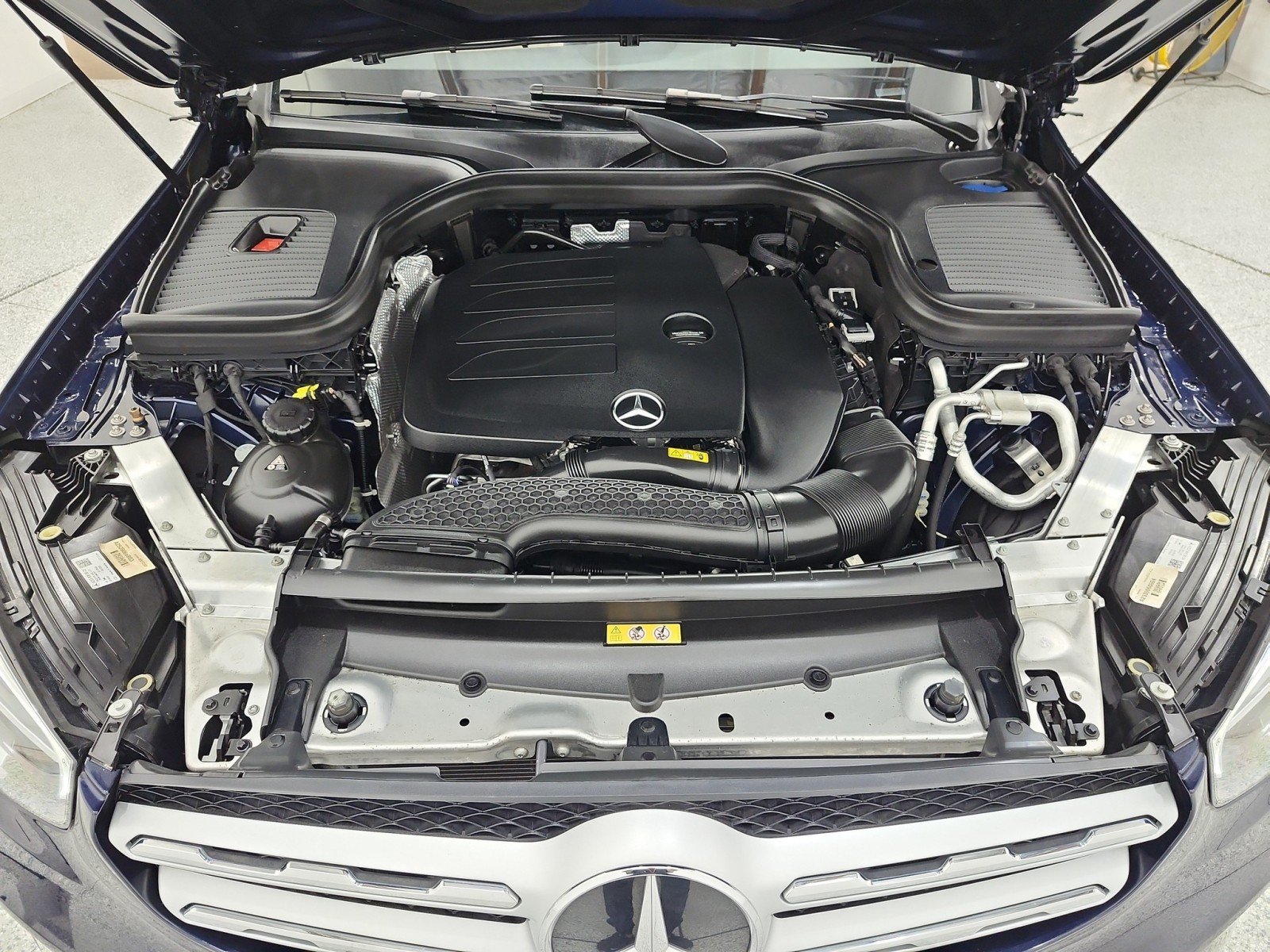 Used 2022 Lunar Blue Metallic Mercedes-Benz GLC 300 4MATIC® SUV image 17