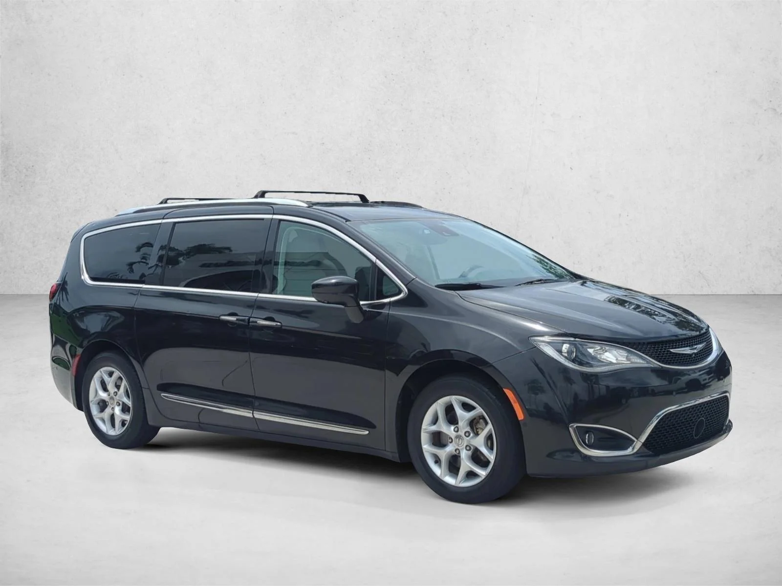 Used 2018 Brilliant Black Crystal Pearlcoat Chrysler Touring L image 3
