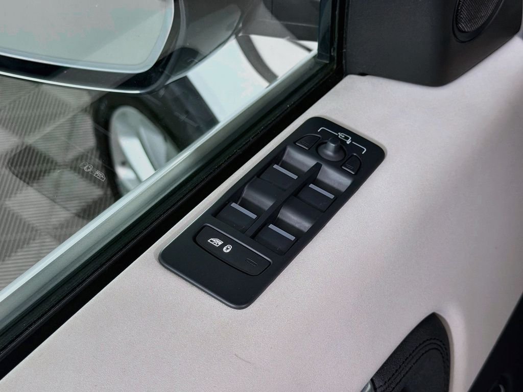 Used 2023 White Land Rover SE image 18