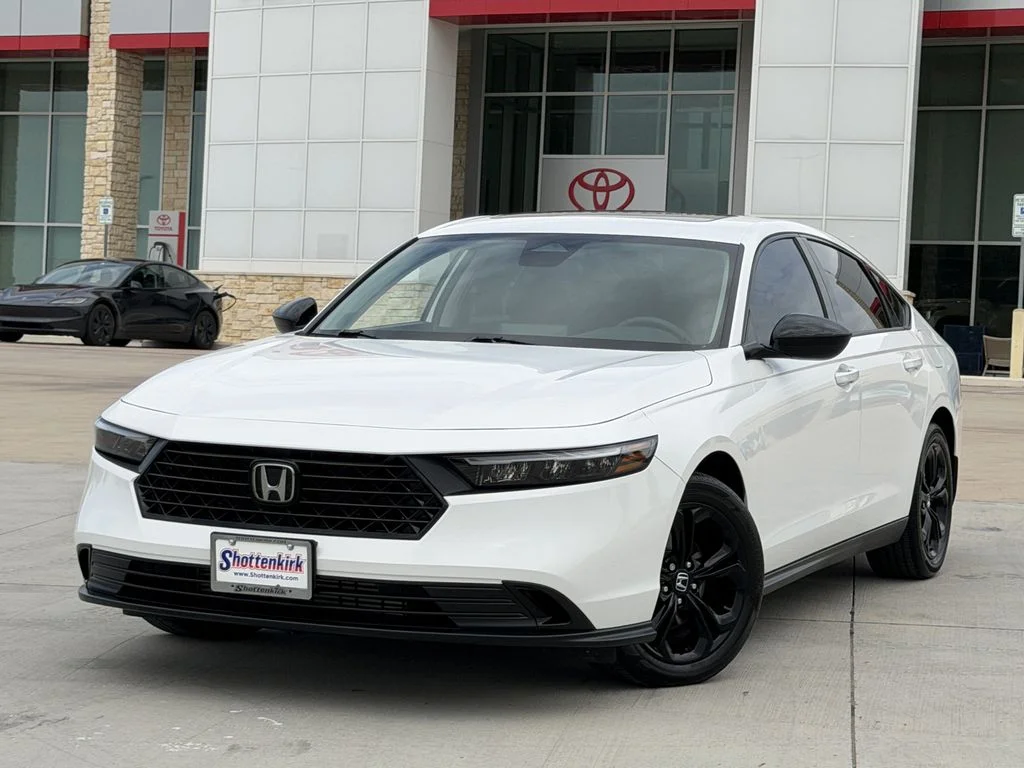 Used 2025 White Honda SE image 2