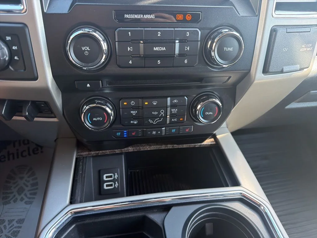 Certified Used 2017 White Platinum Clearcoat Metallic Ford Lariat image 32