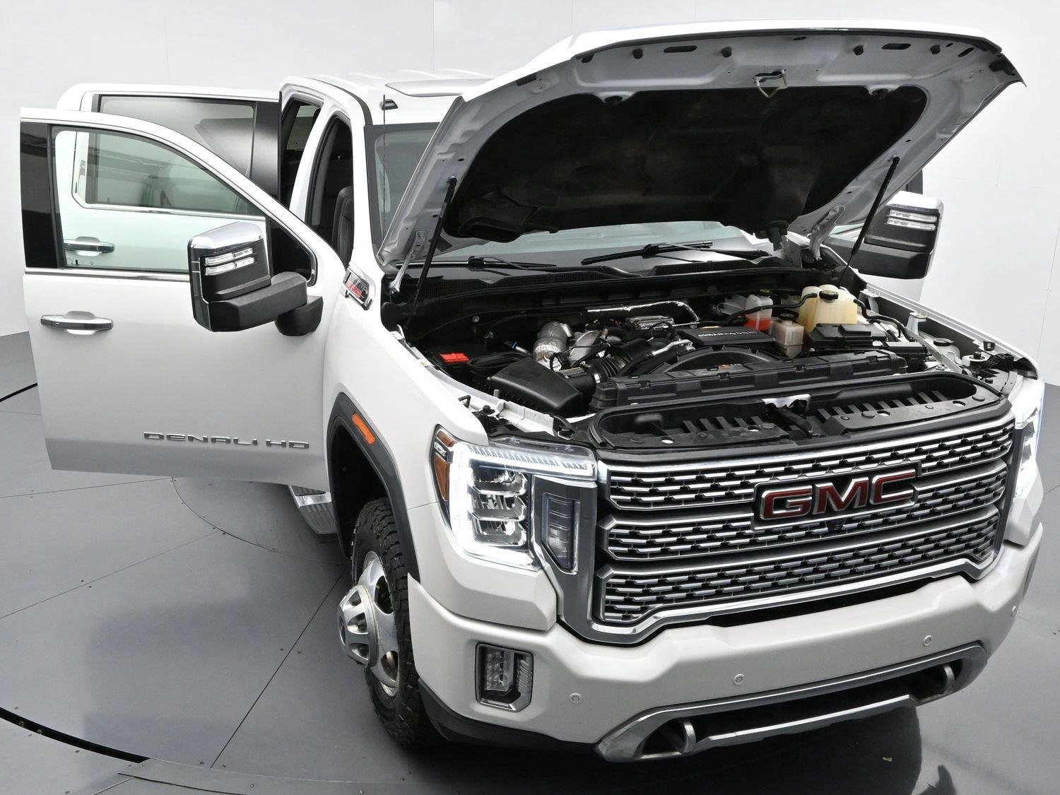Used 2022 White Frost Tricoat GMC Denali image 45