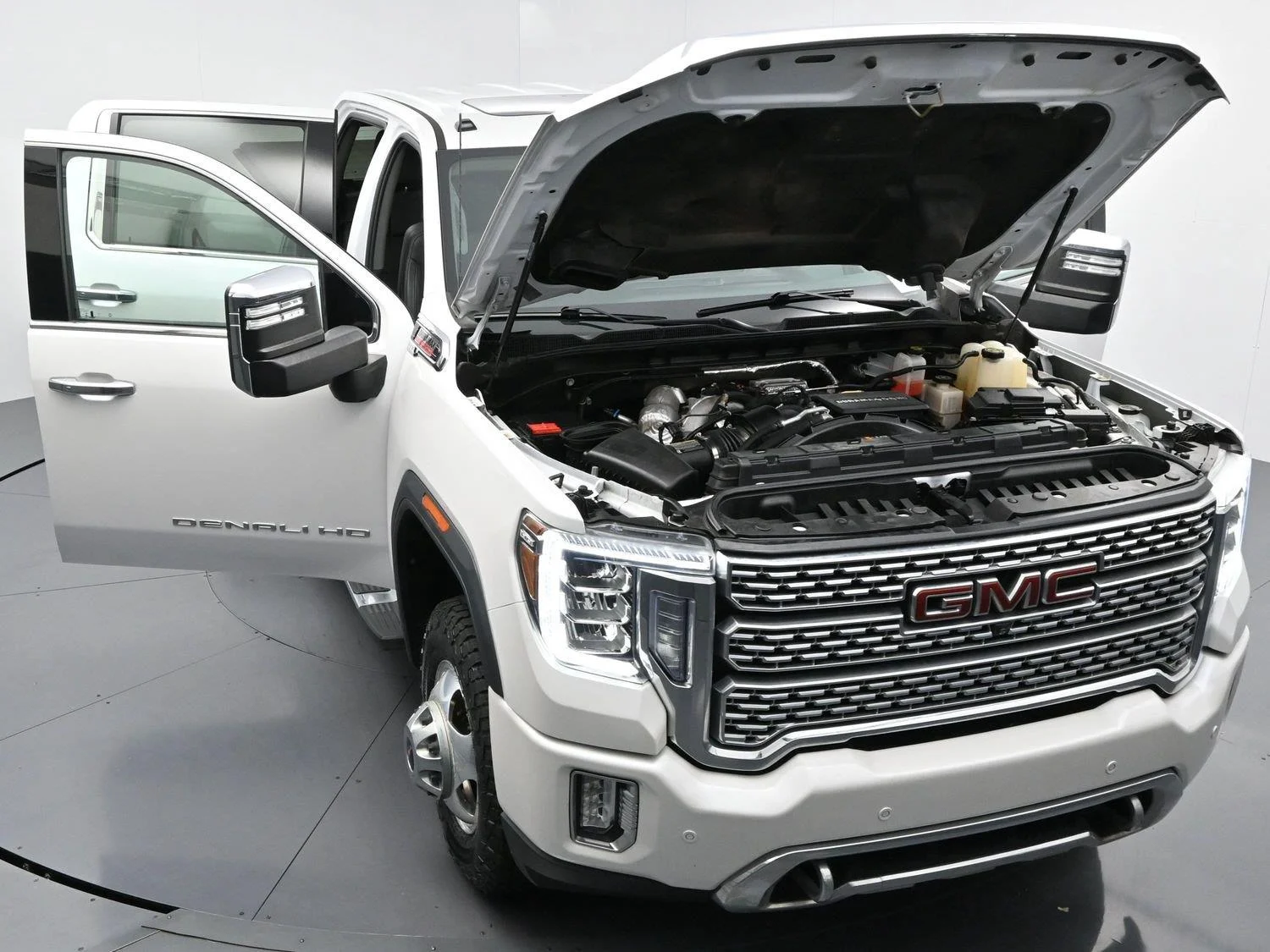 Used 2022 White Frost Tricoat GMC Denali image 45