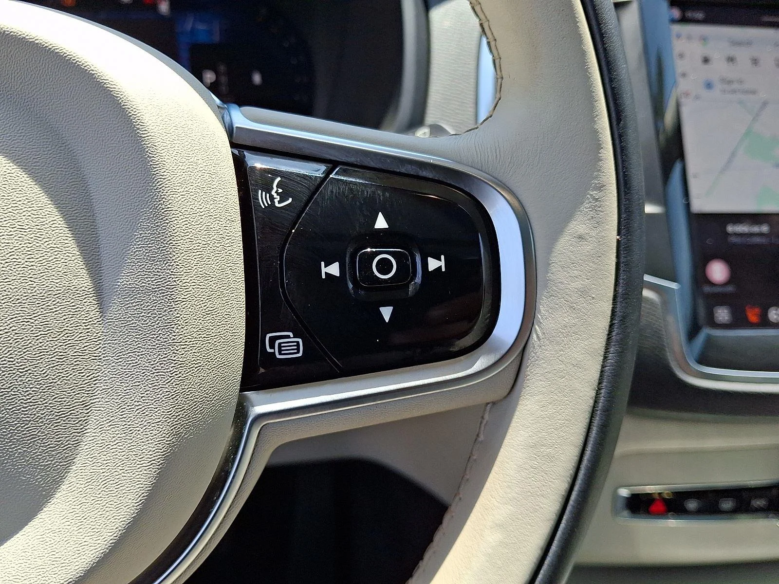 Used 2023 Thunder Grey Metallic Volvo Core image 24