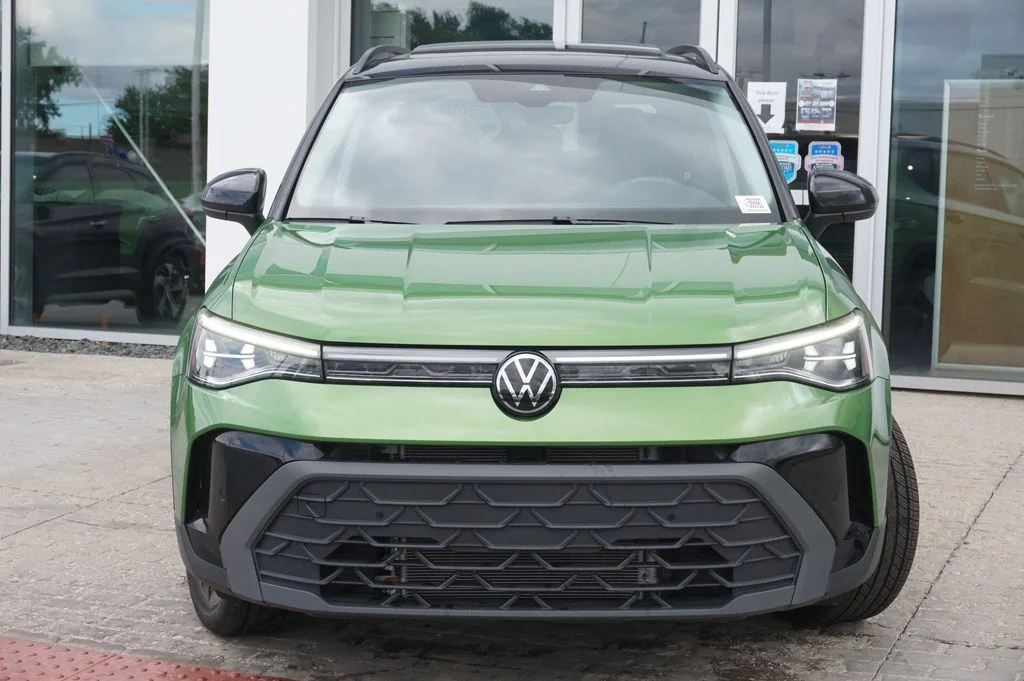 Certified Used 2025 Green Volkswagen 1.5T SE Black image 5