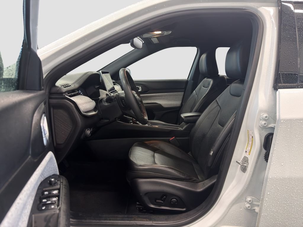 Used 2023 White Jeep Latitude Lux image 25