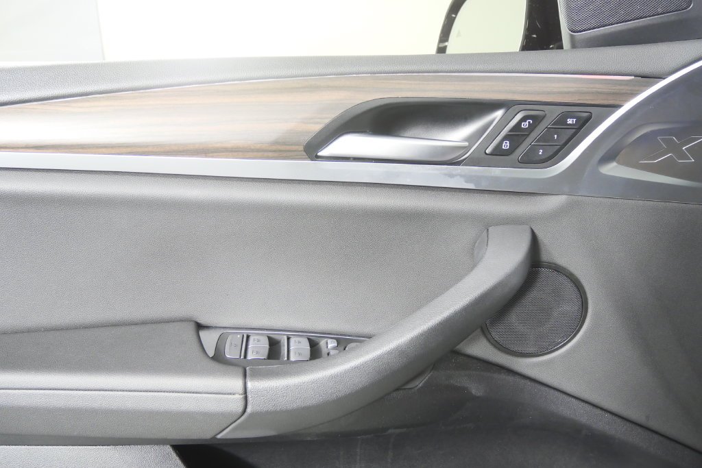 Used 2021 Dark Graphite Metallic BMW sDrive30i image 9