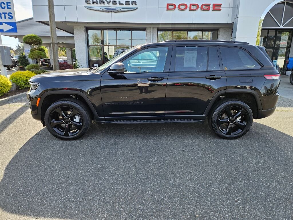 Used 2024 Diamond Black Crystal Pearl Coat Jeep Limited image 2