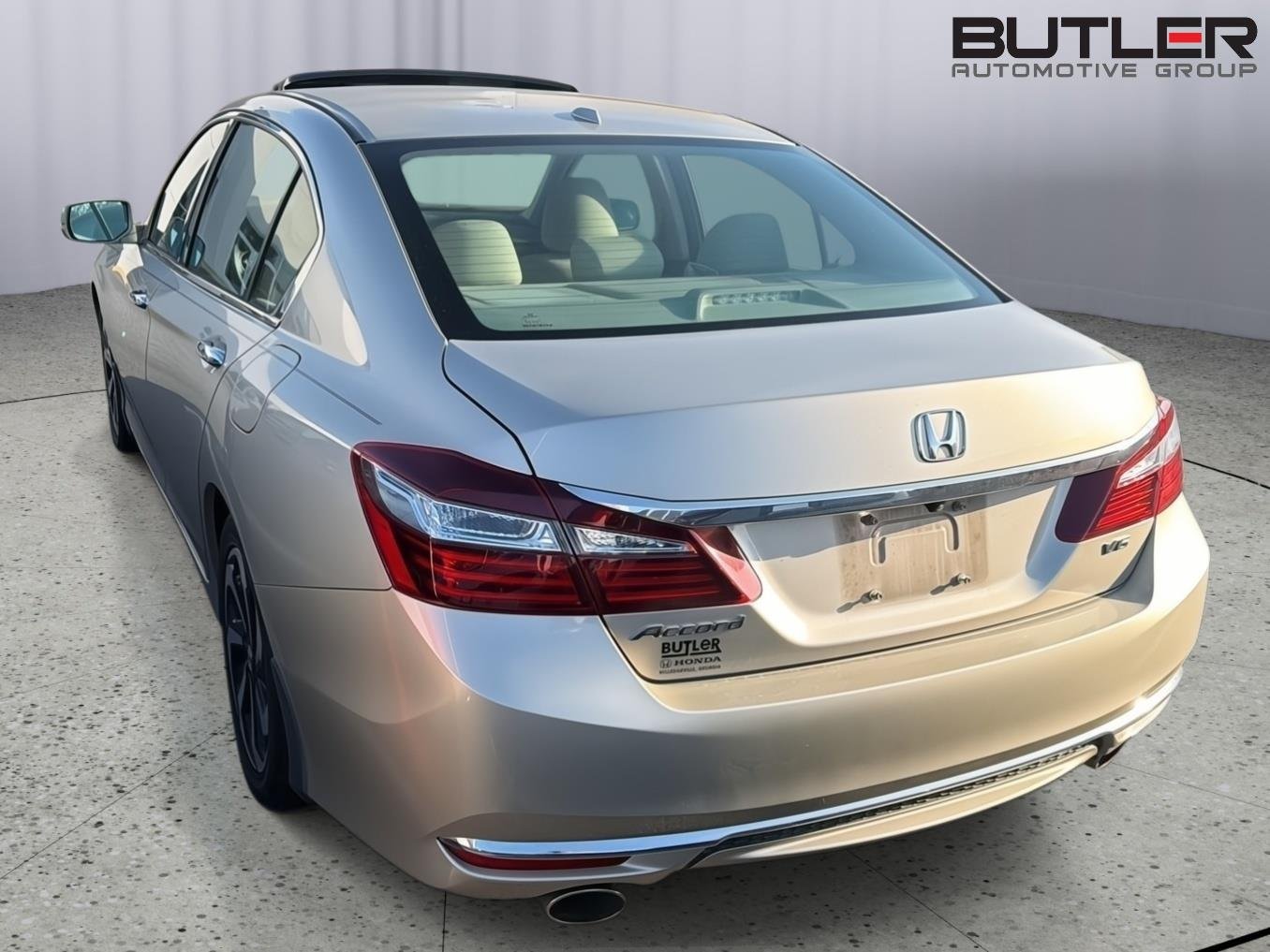 Used 2017 Champagne Frost Pearl Honda EX-L V6 image 10