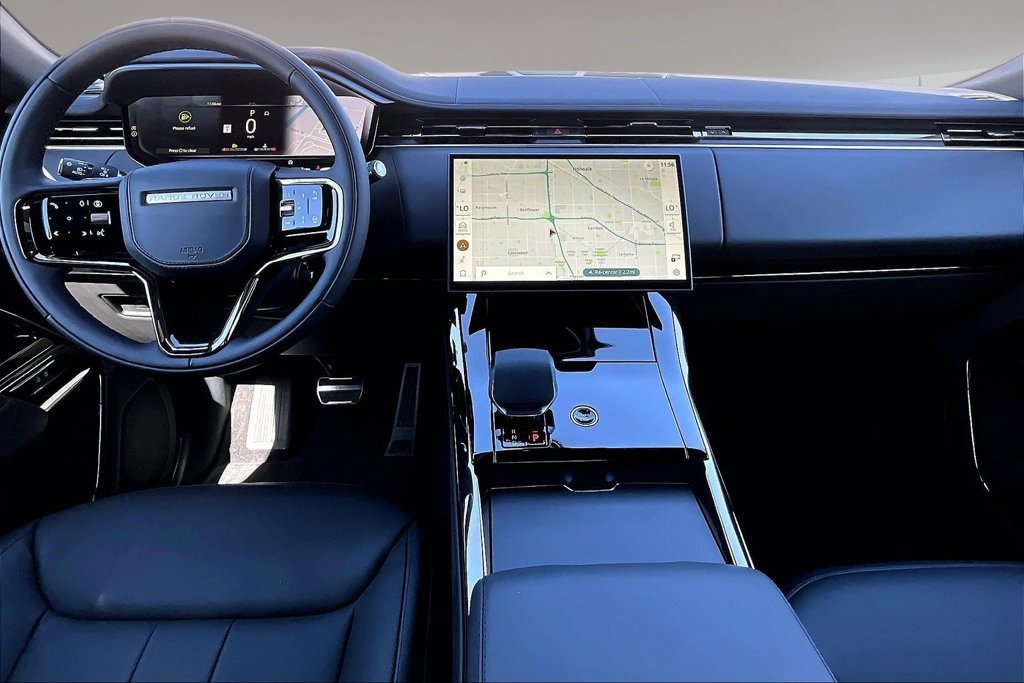 New 2026 CHARENTE GREY Land Rover Dynamic SE image 5