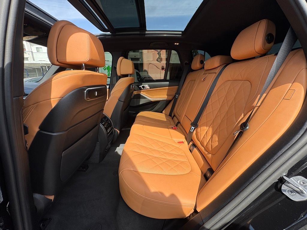 Used 2026 Black BMW M60i image 36