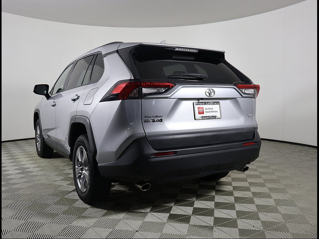 Used 2025 Silver Sky Metallic Toyota XLE image 4