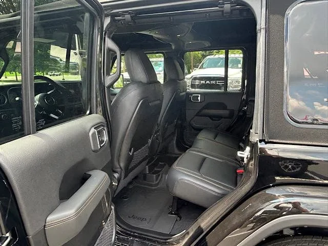 2025 Jeep Wrangler 4-Door Sahara - Photo 11