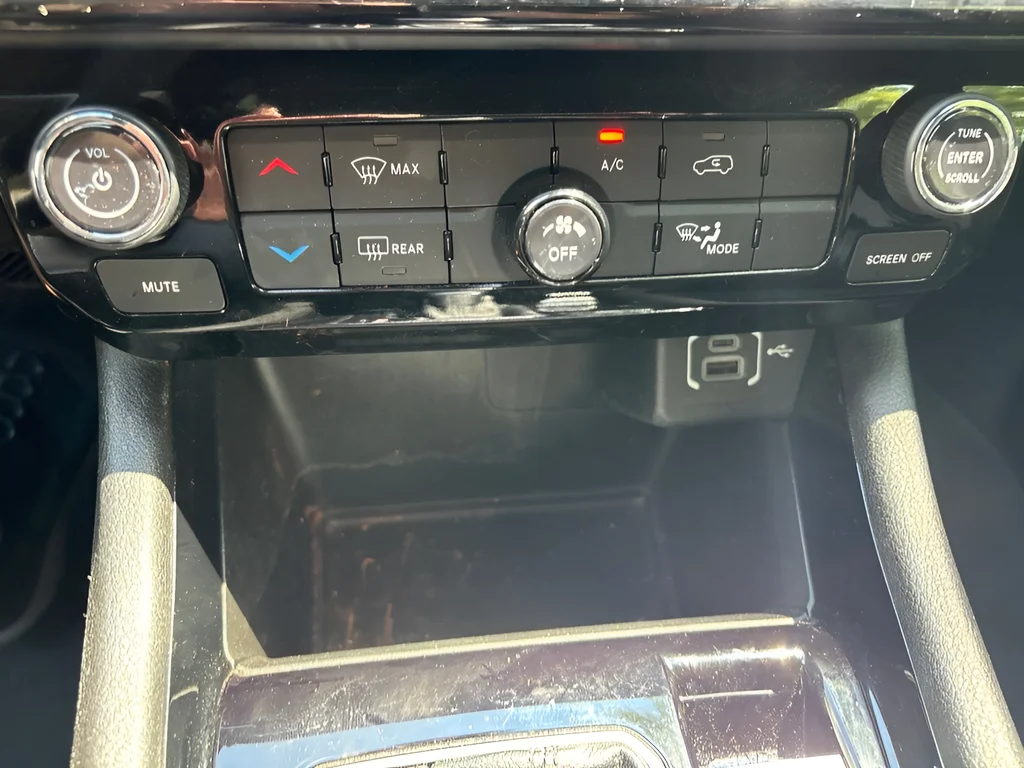 Used 2025 Bright White Clearcoat Jeep Latitude image 29