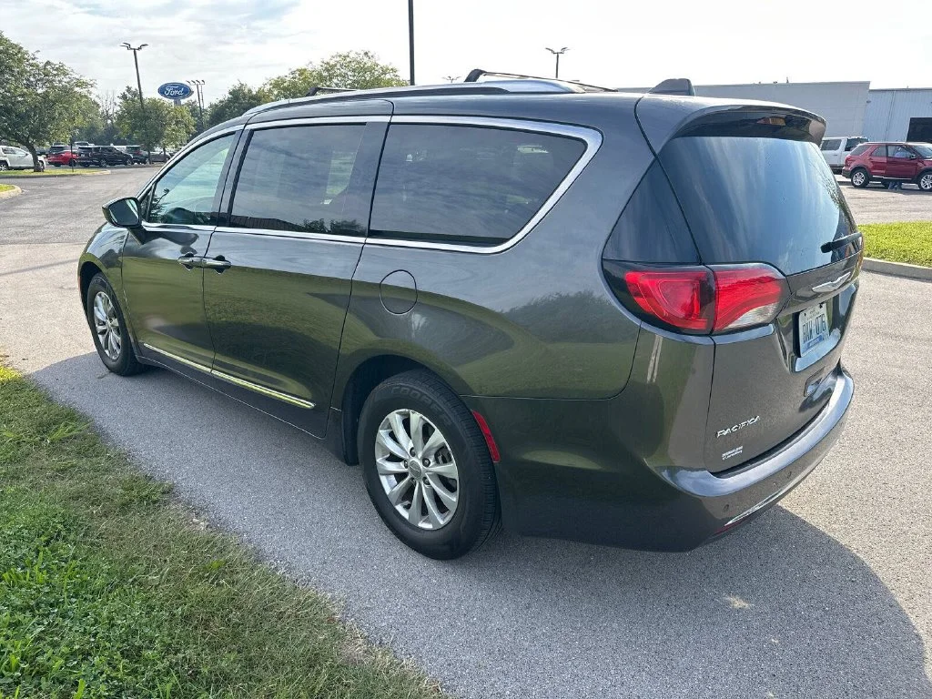 Used 2019 Crystal Metallic Chrysler Touring L image 10