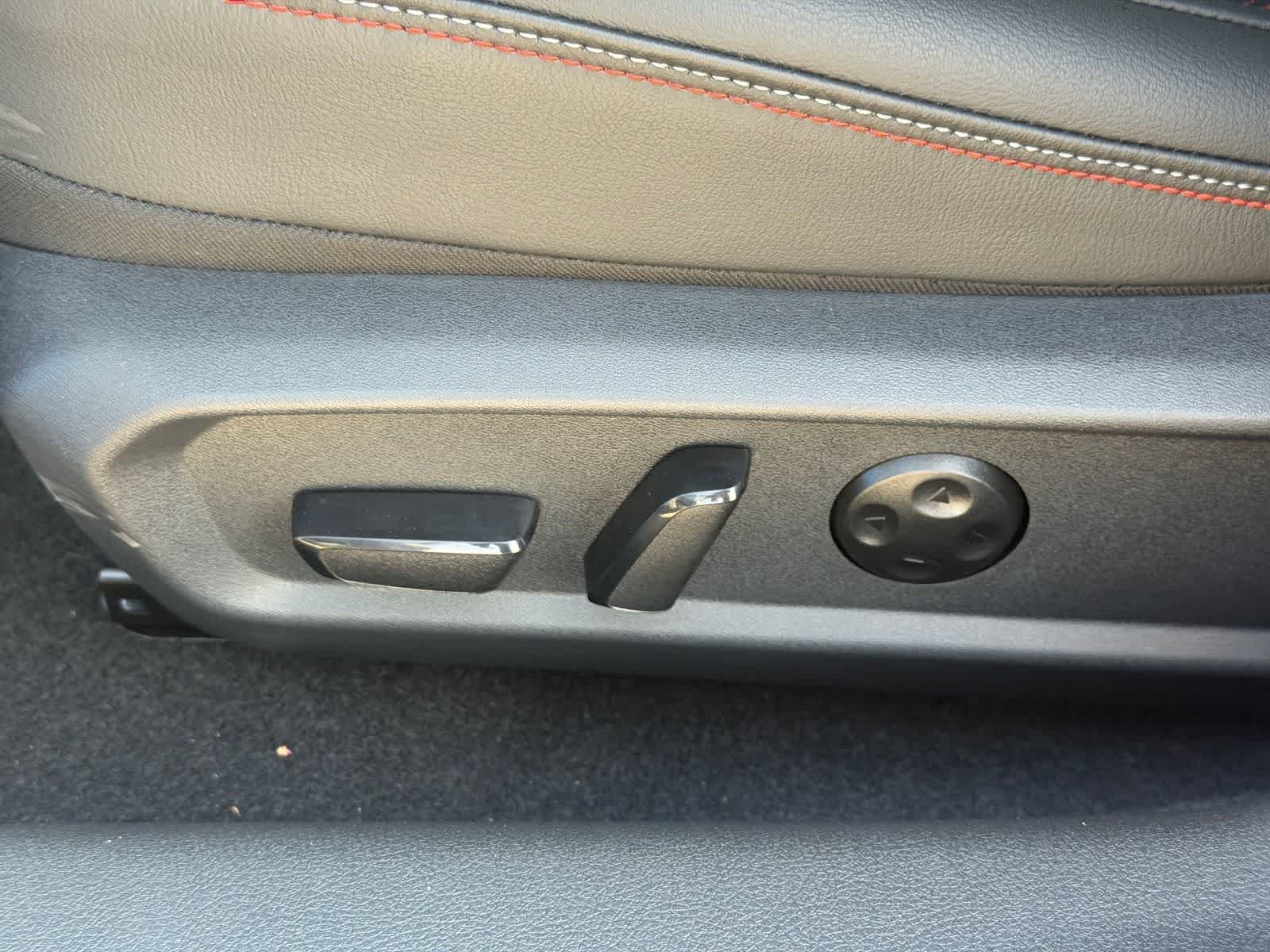 Nueva imagen del Nissan SR 2026 en dos tonos: Bluestone Pearl y Super Black (imagen 14)