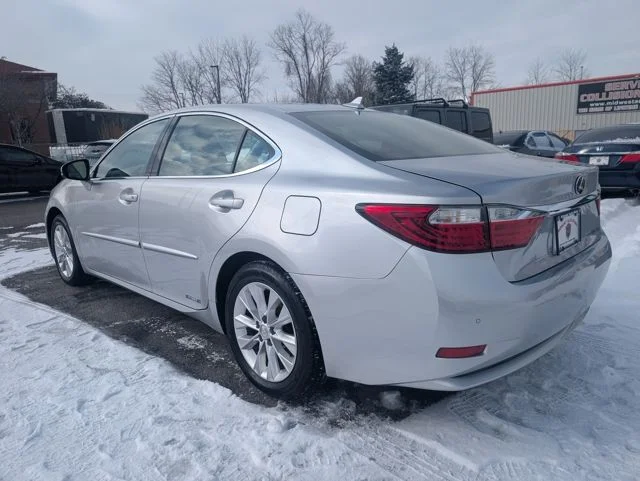 Used 2013 Silver Lexus 300h image 4