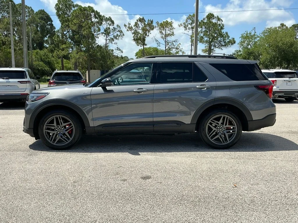 Used 2025 Gray Ford ST-Line image 3