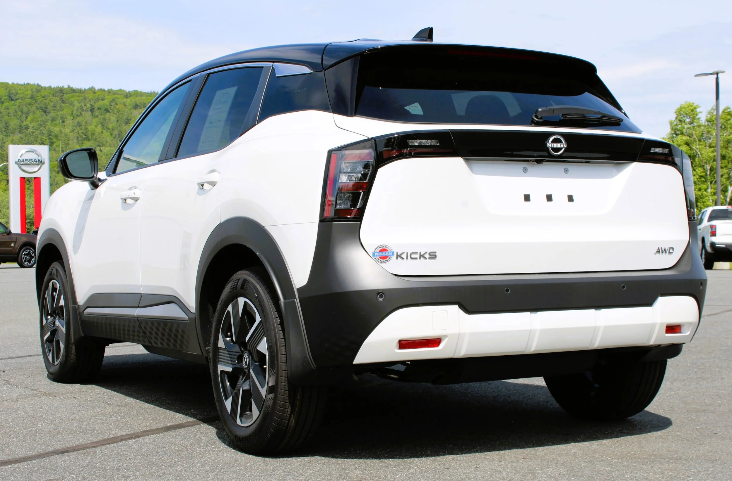 Used 2025 Aspen White Tricoat/Super Black Nissan SV image 10