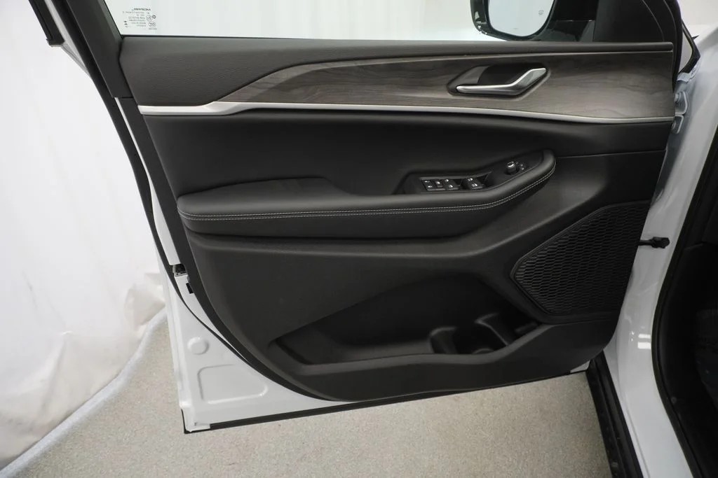 New 2026 Bright White Clear-Coat Exterior Paint Jeep Laredo image 28