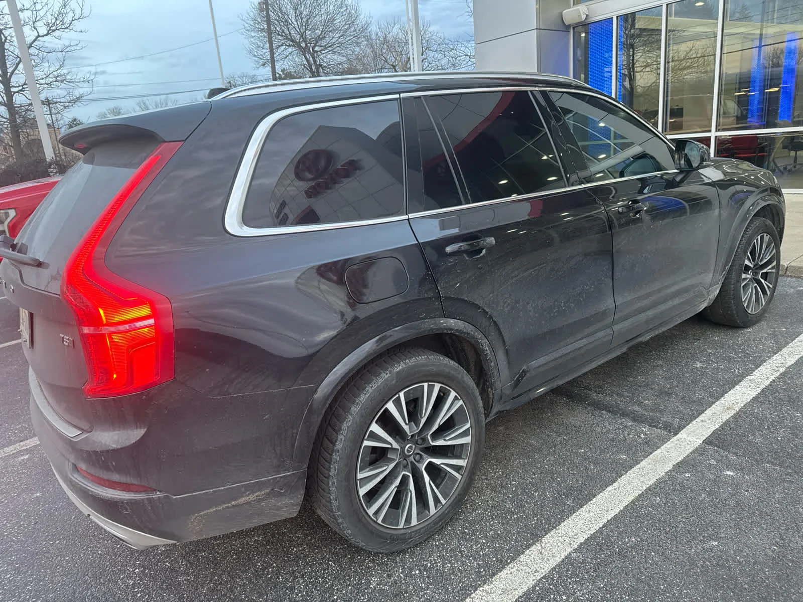 Used 2021 Thunder Grey Metallic Volvo Momentum image 3