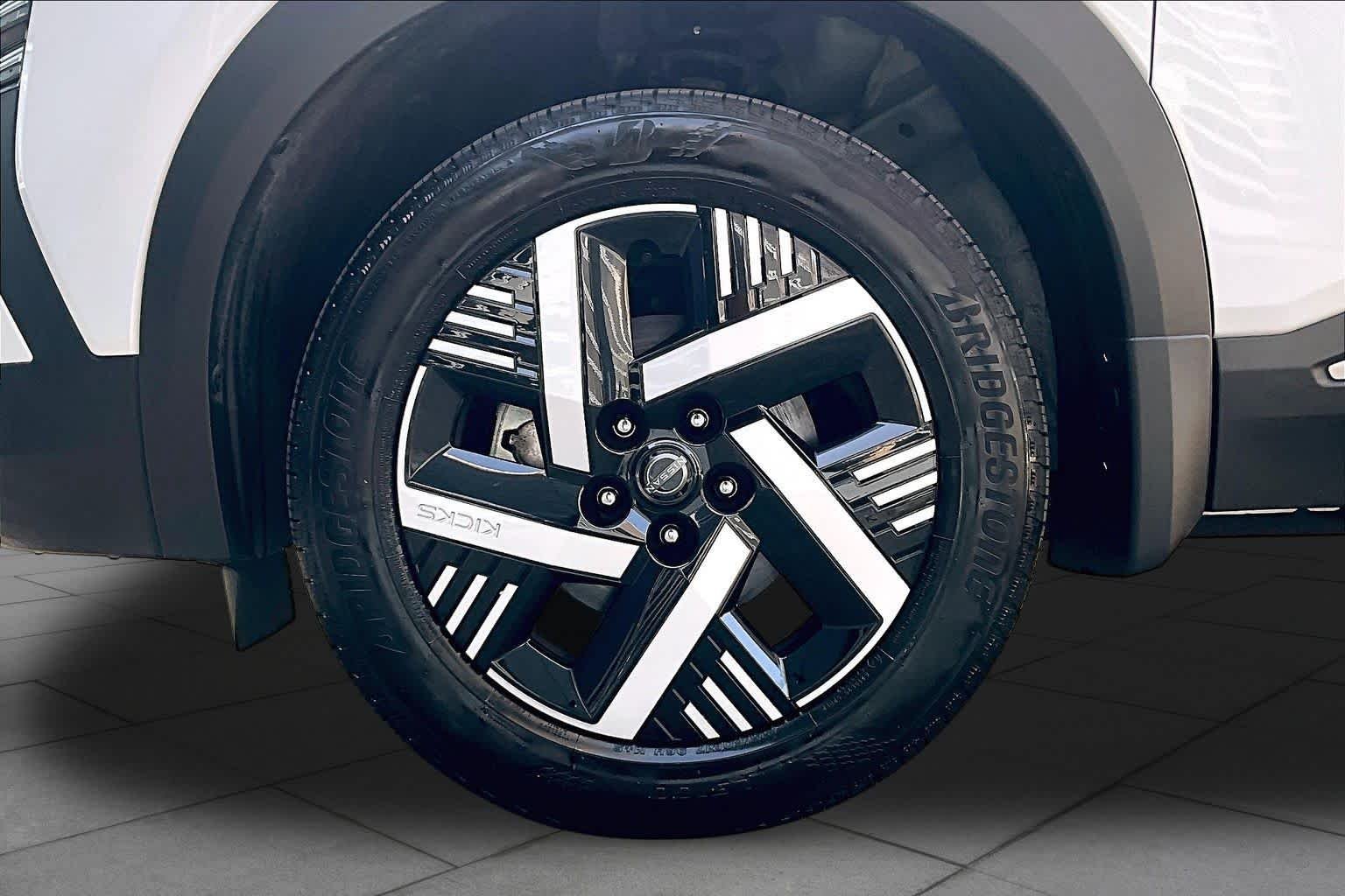 Used 2026 Aspen White Tricoat/Super Black Nissan SV image 11