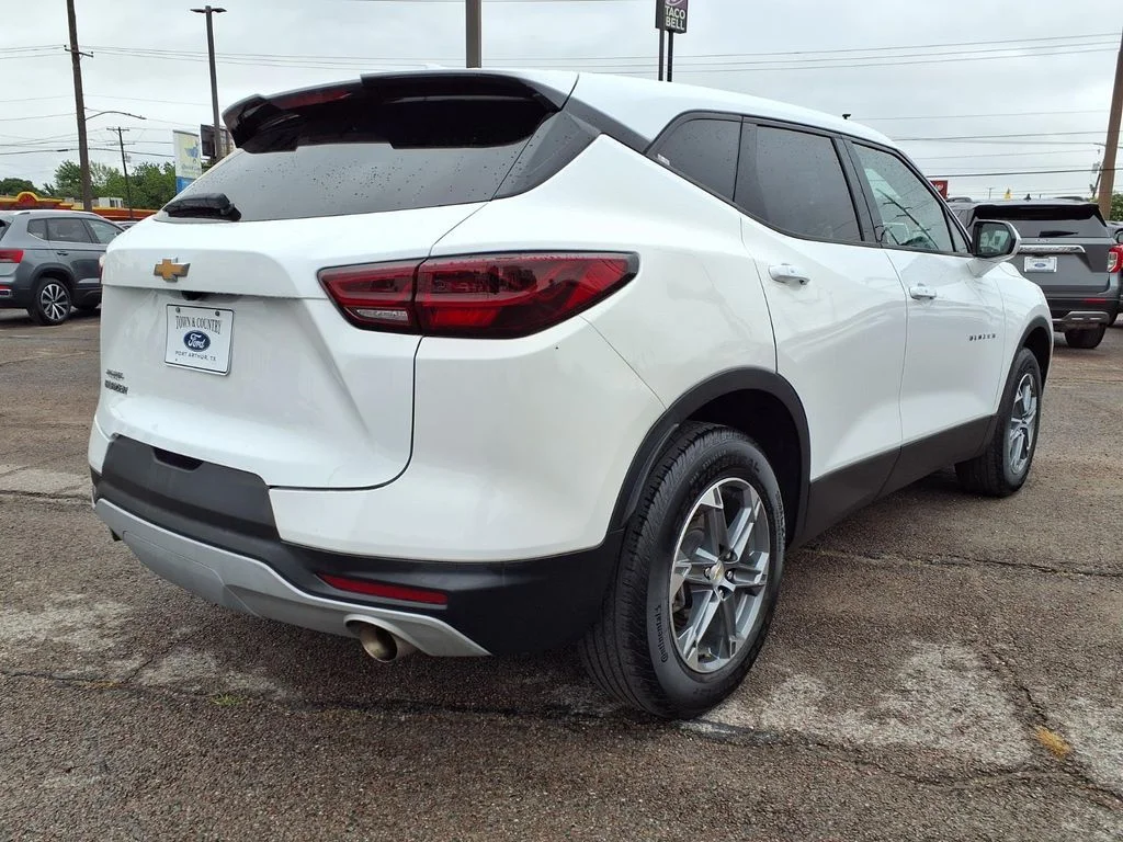 Used 2025 White Chevrolet LT image 16