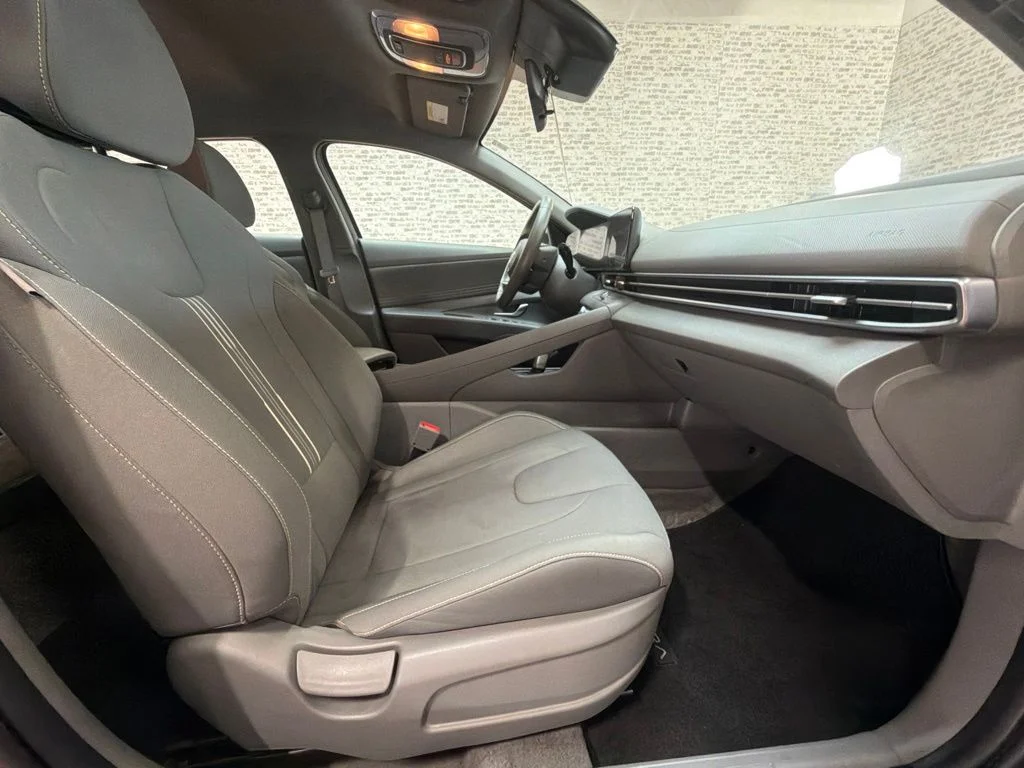 Used 2023 Fluid Metal Hyundai SEL image 11