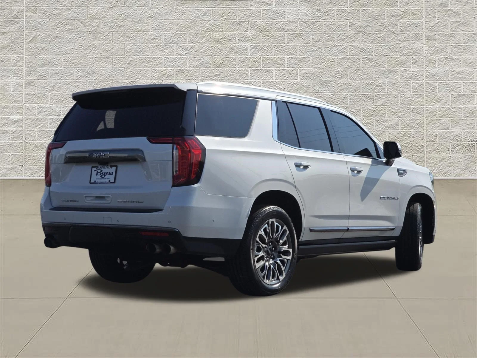 Used 2023 White Frost Tricoat GMC Denali Ultimate image 7