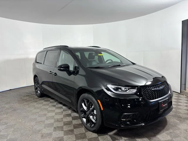 2026 Chrysler Pacifica Select AWD's photo