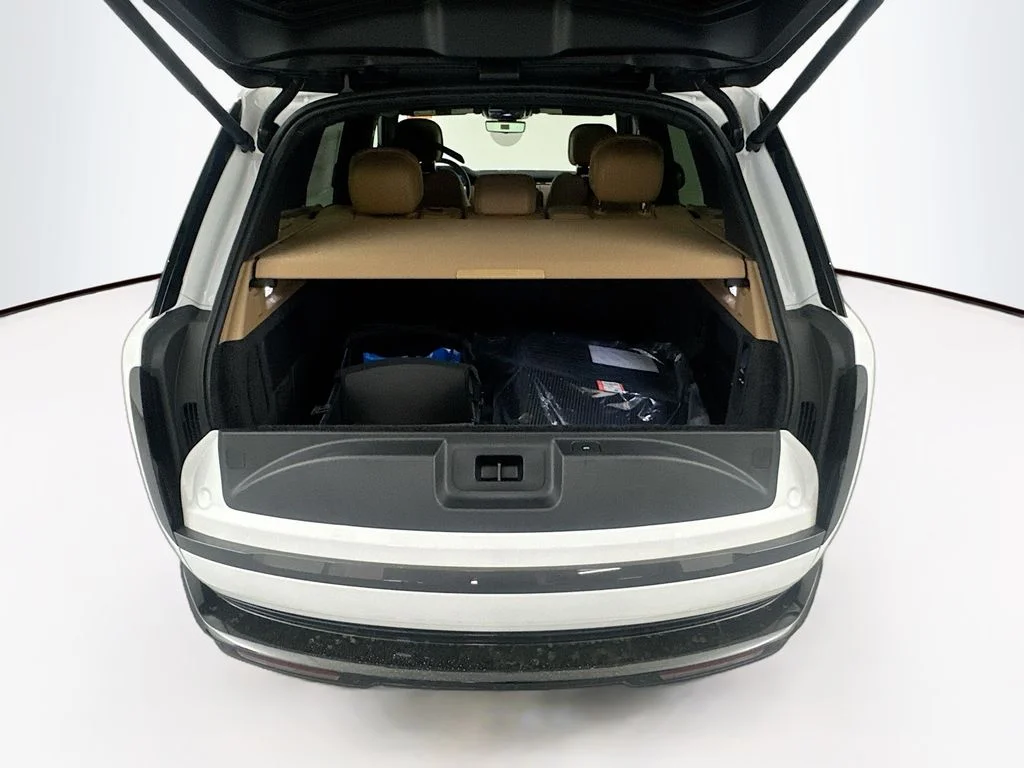 New 2026 Ostuni Pearl White Land Rover SE image 26