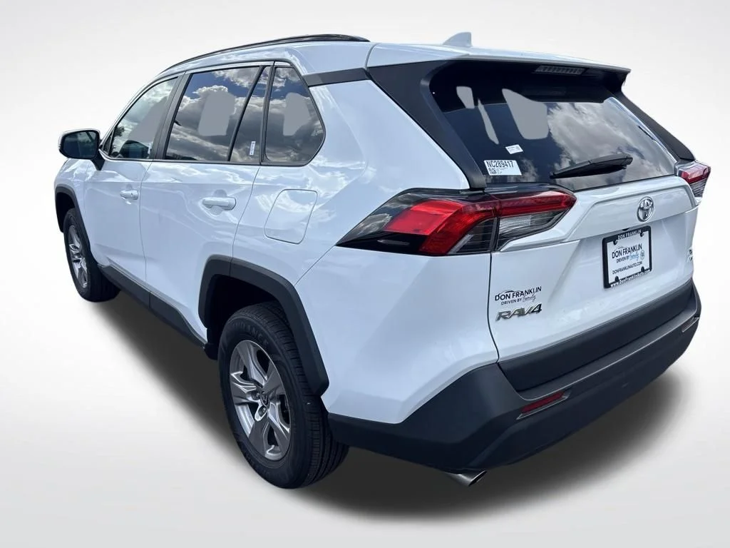 Used 2022 White Toyota XLE image 16