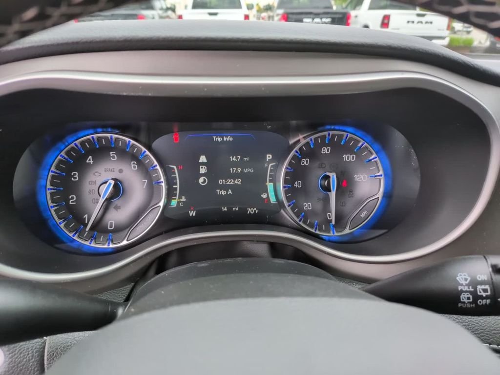 New 2027 Bright White Clearcoat Chrysler Select image 23