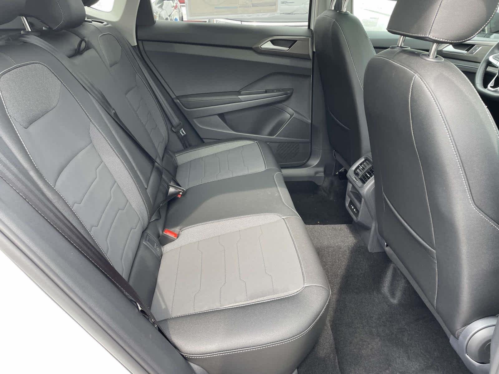 New 2026 Pure White w/Deep Black Roof Volkswagen SE Black image 21