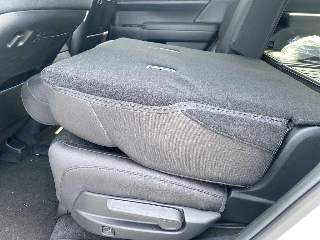 New 2026 White Hyundai SE FWD image 30