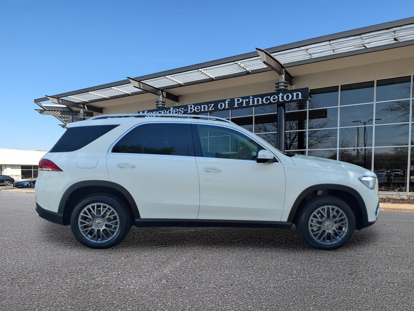 Certified Used 2022 Polar White Mercedes-Benz GLE 350 4MATIC® SUV image 2