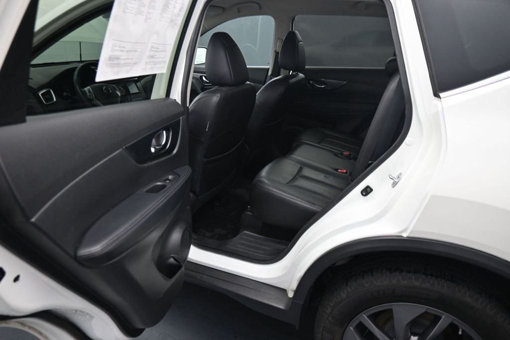 Used 2016 White Nissan SL image 21