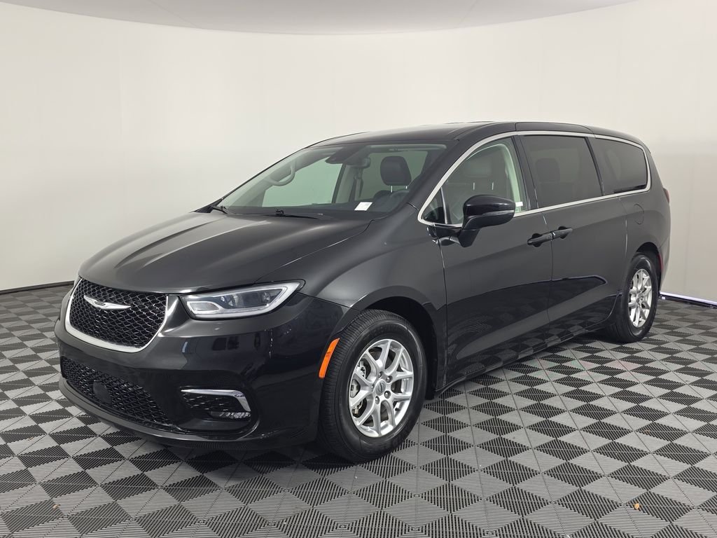 2023 Chrysler Pacifica Touring L's photo