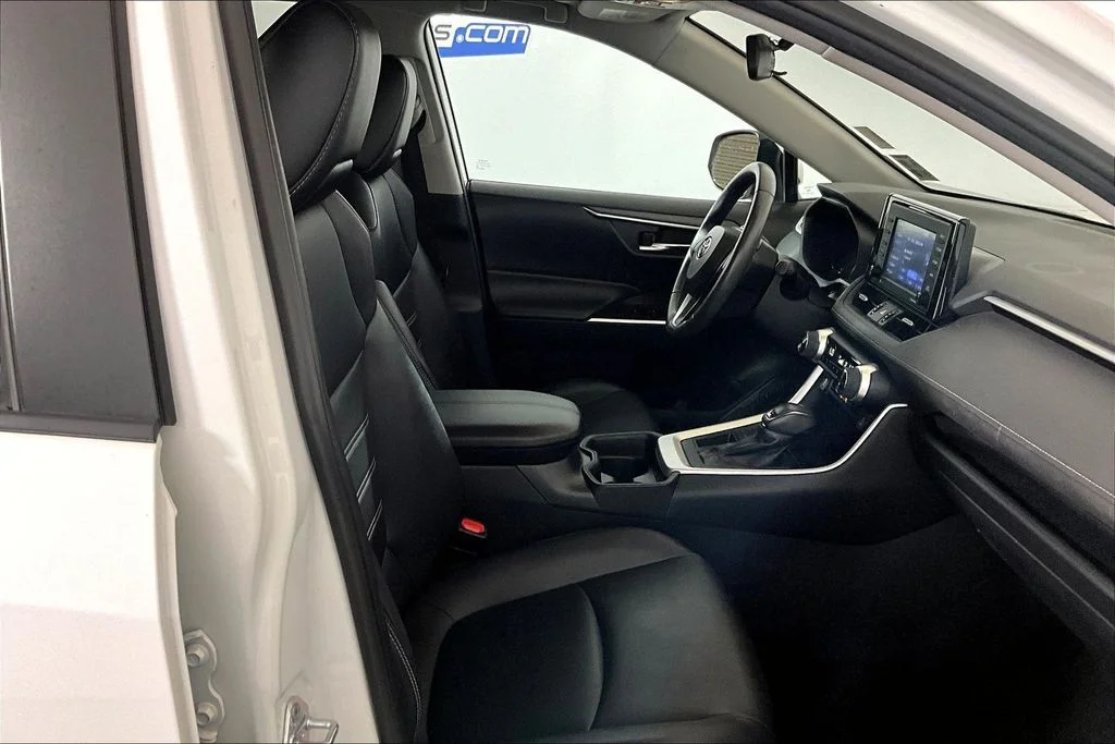 Used 2020 White Toyota XLE Premium image 6