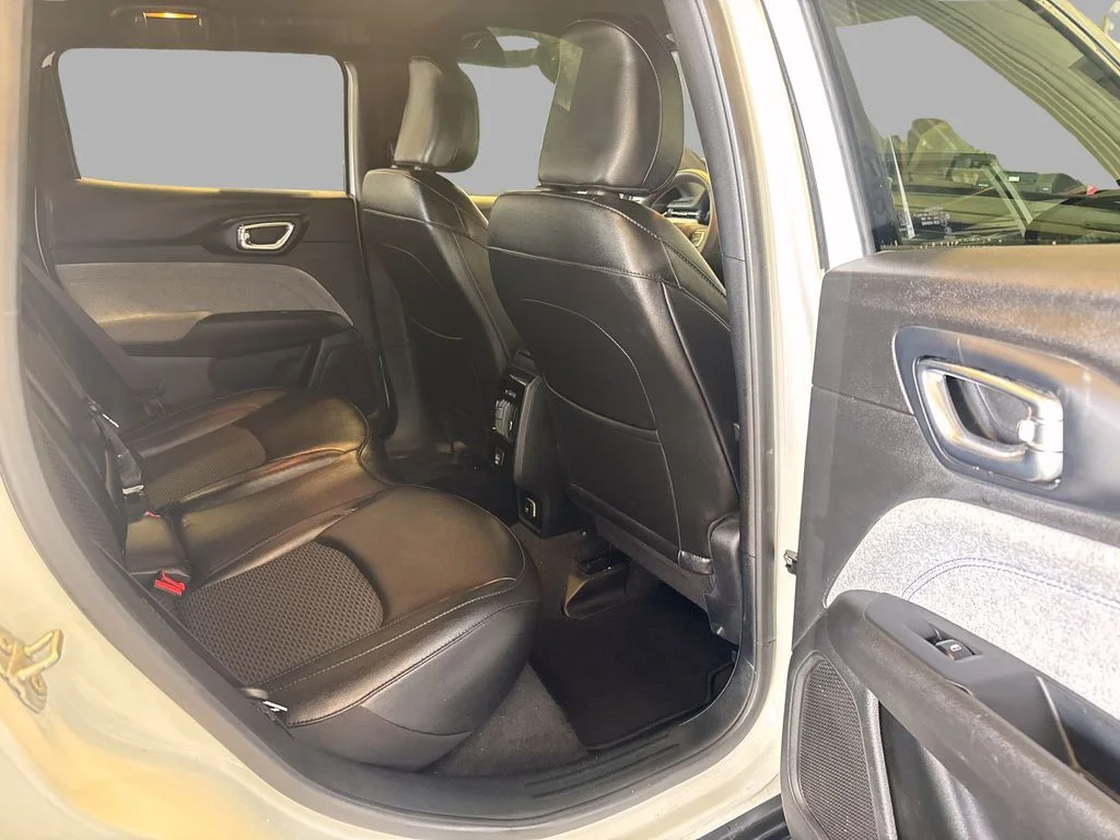 Used 2024 White Jeep Latitude image 10