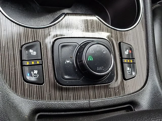 Used 2021 White GMC SLT image 27